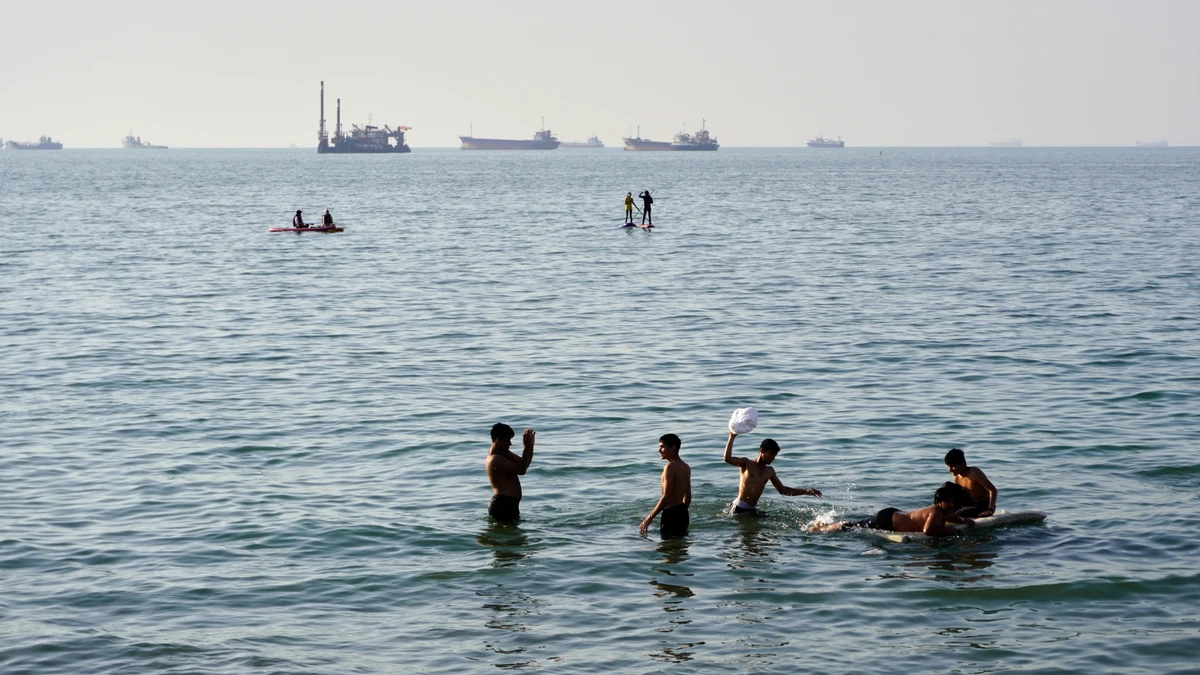 Iraníes nadan y juegan en las aguas del estrecho de Ormuz