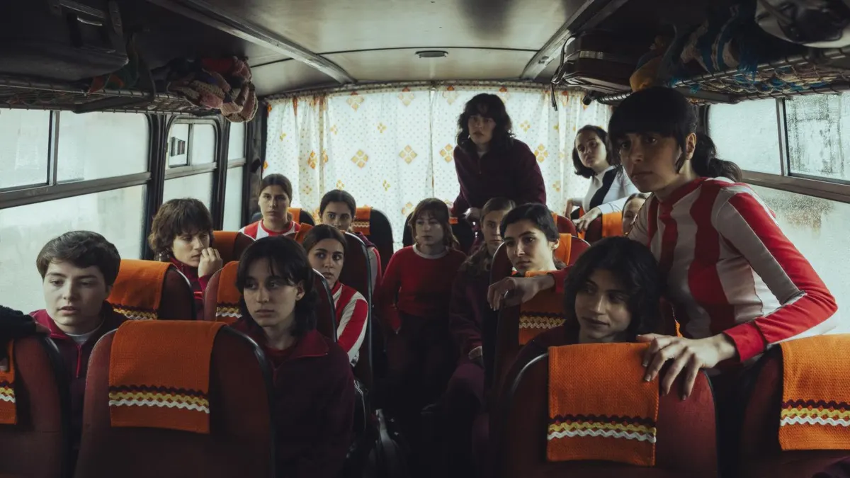 Un frame de "Pioneras" en el que aparecen las futbolistas durante un viaje en autobús
