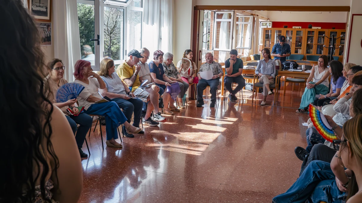 Imagen del encuentro intergeneracional para hablar de edadismo en el Centro Social para Personas Mayores El Llano, en Gijón