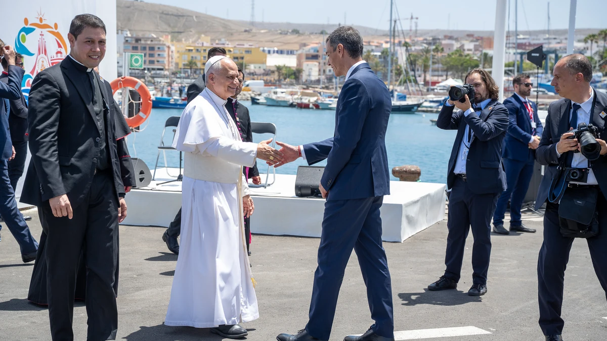 El Papa León XIV y Pedro Sánchez, en el puerto de Arguineguín