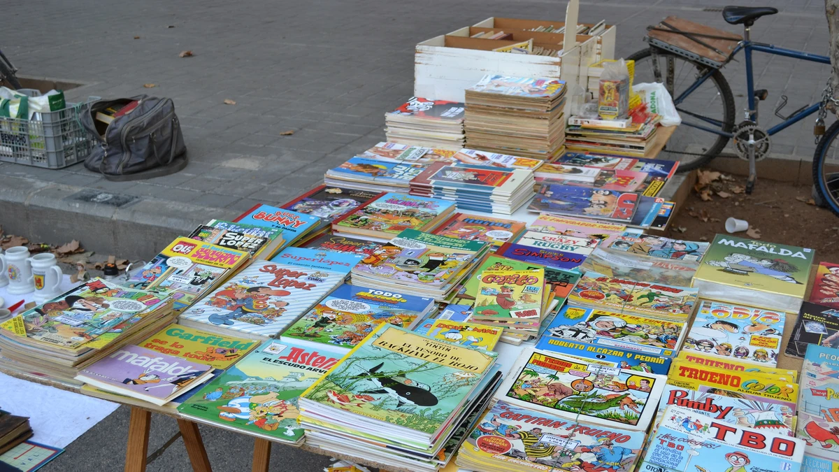 Historietas (cómics) en el Rastro en la Plaça de Lluís Casanova, Valencia
