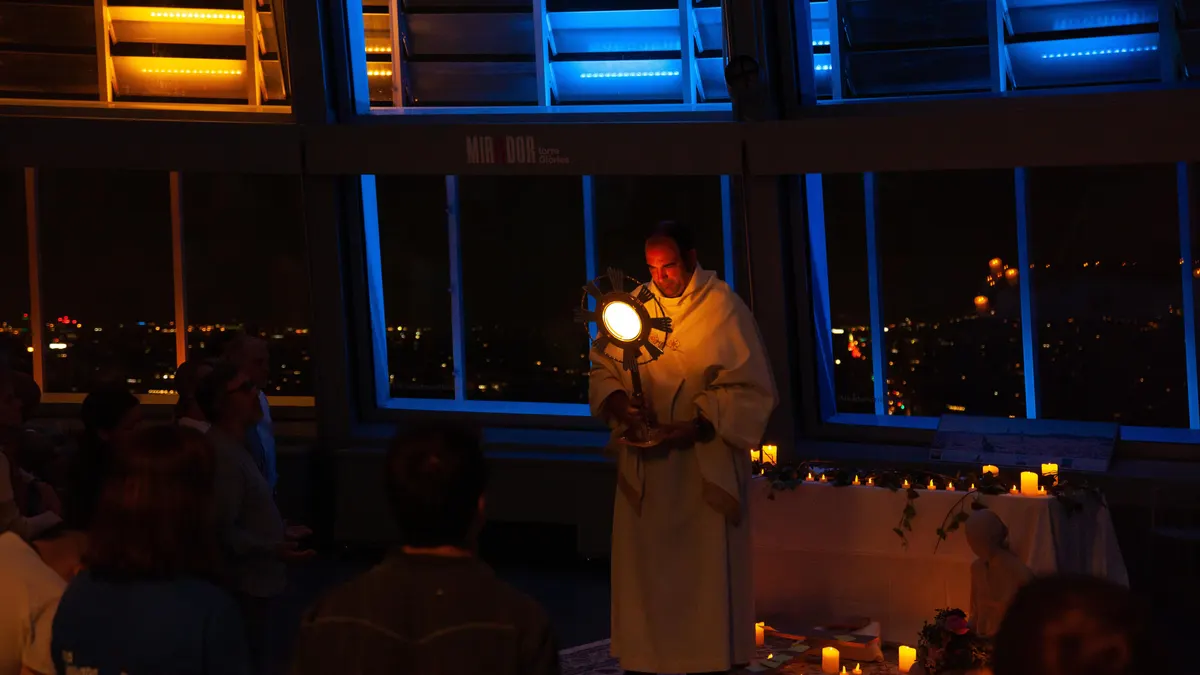 Adoración nocturna en el Mirador de Torres Glòries durante la bendición del Papa en La Sagrada Familia
