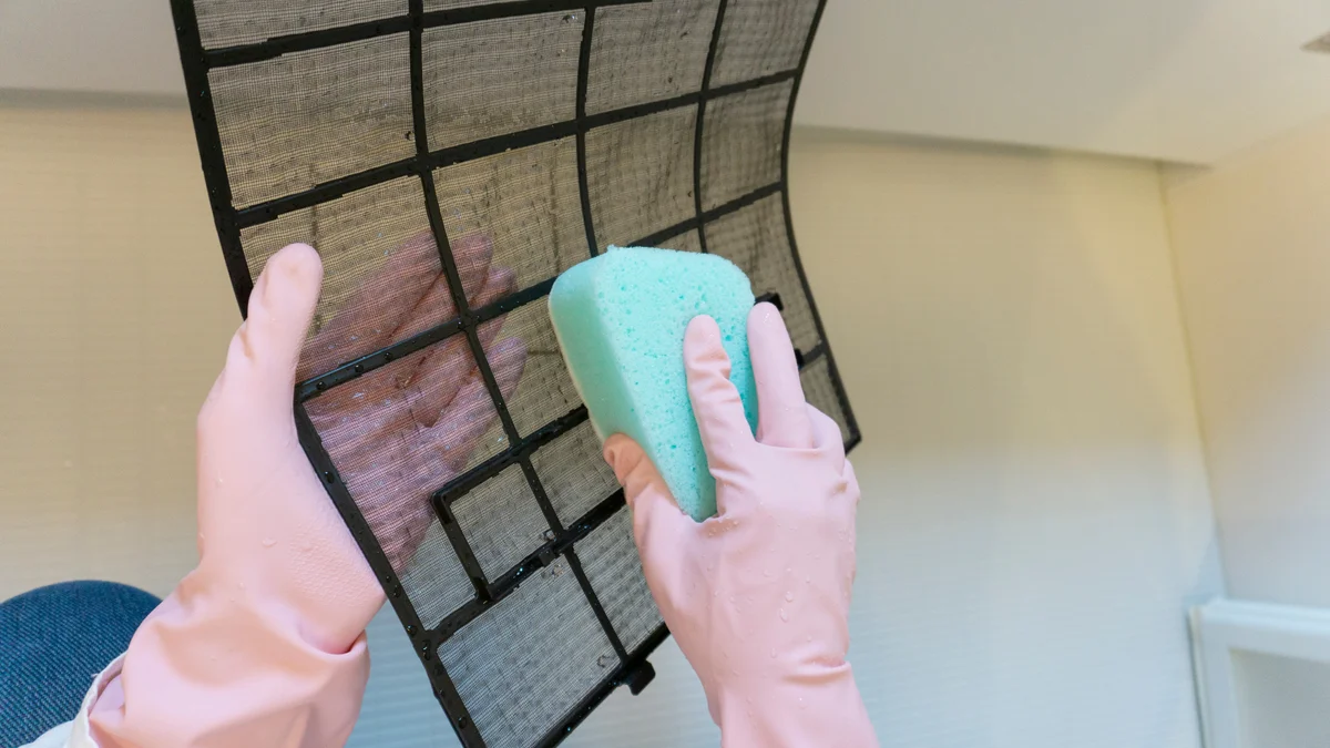 Lo ideal es limpiar primero con un trapo seco y después con agua fría