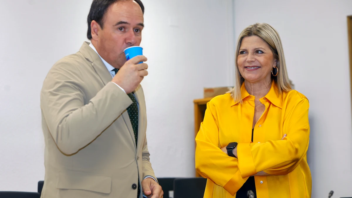 Pérez Llorca, ayer, con la consellera de Educación, Carmen Ortí, tras el pleno del Consell que se celebró en Torrevieja