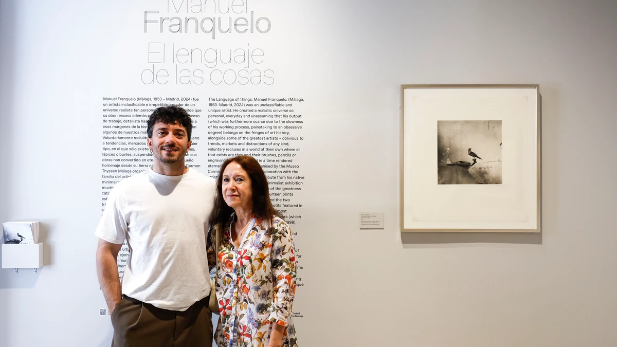La viuda y el hijo de Manuel Franquelo, Elena Giner y Manuel Franquelo Giner, posan durante la presentación de la exposición 'Manuel Franquelo. El lenguaje de las cosas', este viernes en el Museo Carmen Thyssen.