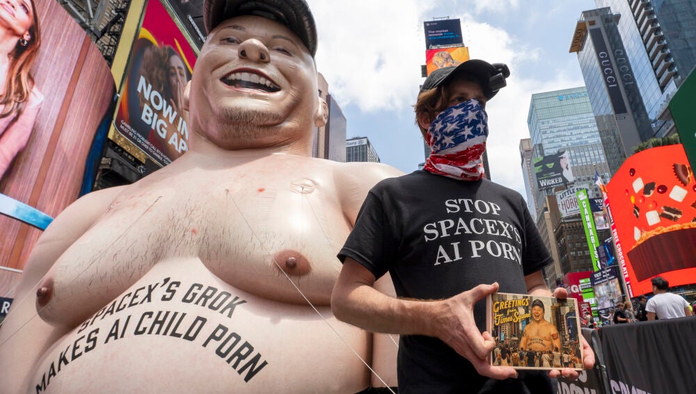Protesta en Times Square con muñeco de Elon Musk