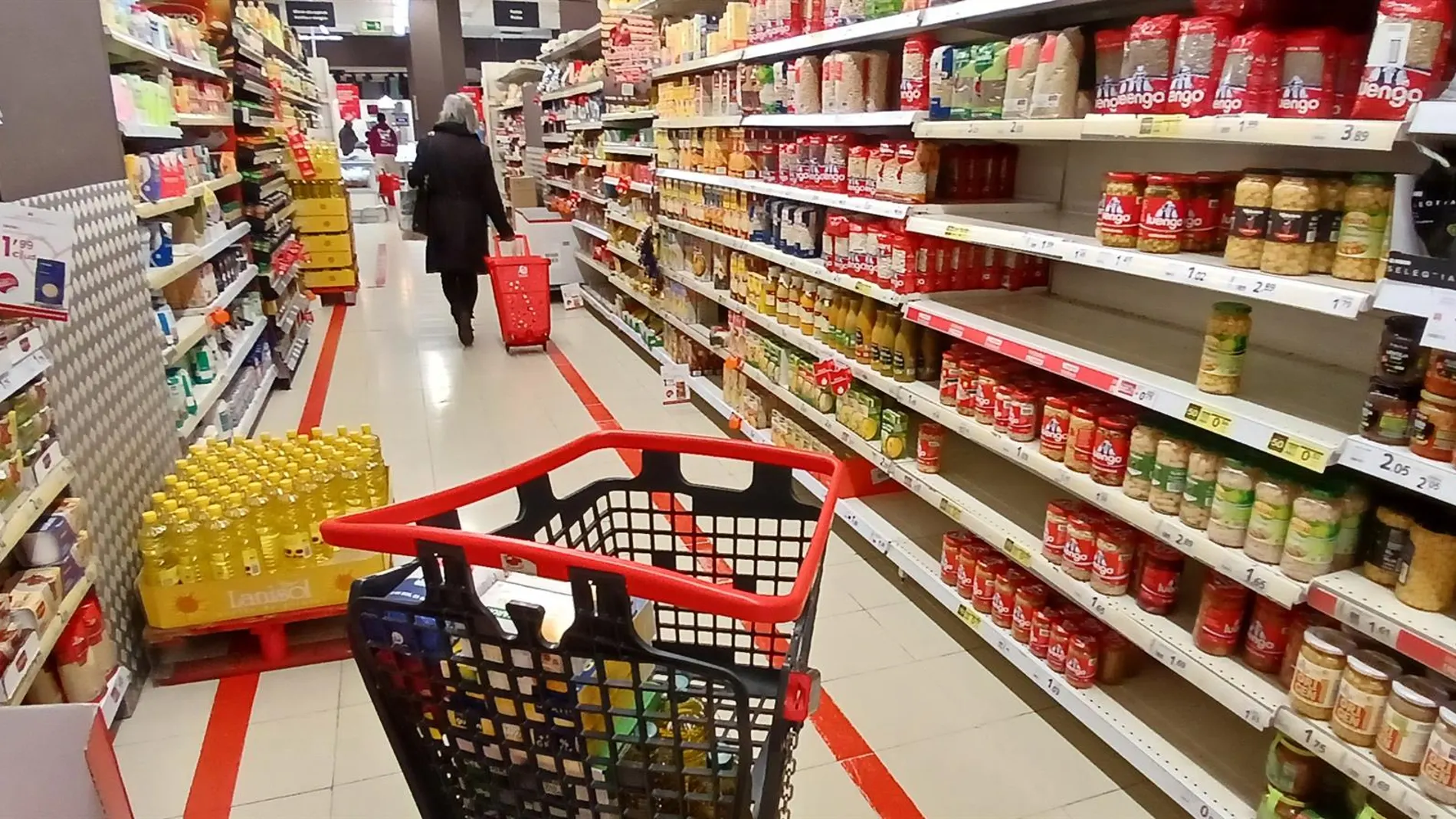 Los supermercados contienen los precios pese a sufrir ya 70 millones de sobrecostes pero avisan: "La situación es muy preocupante"