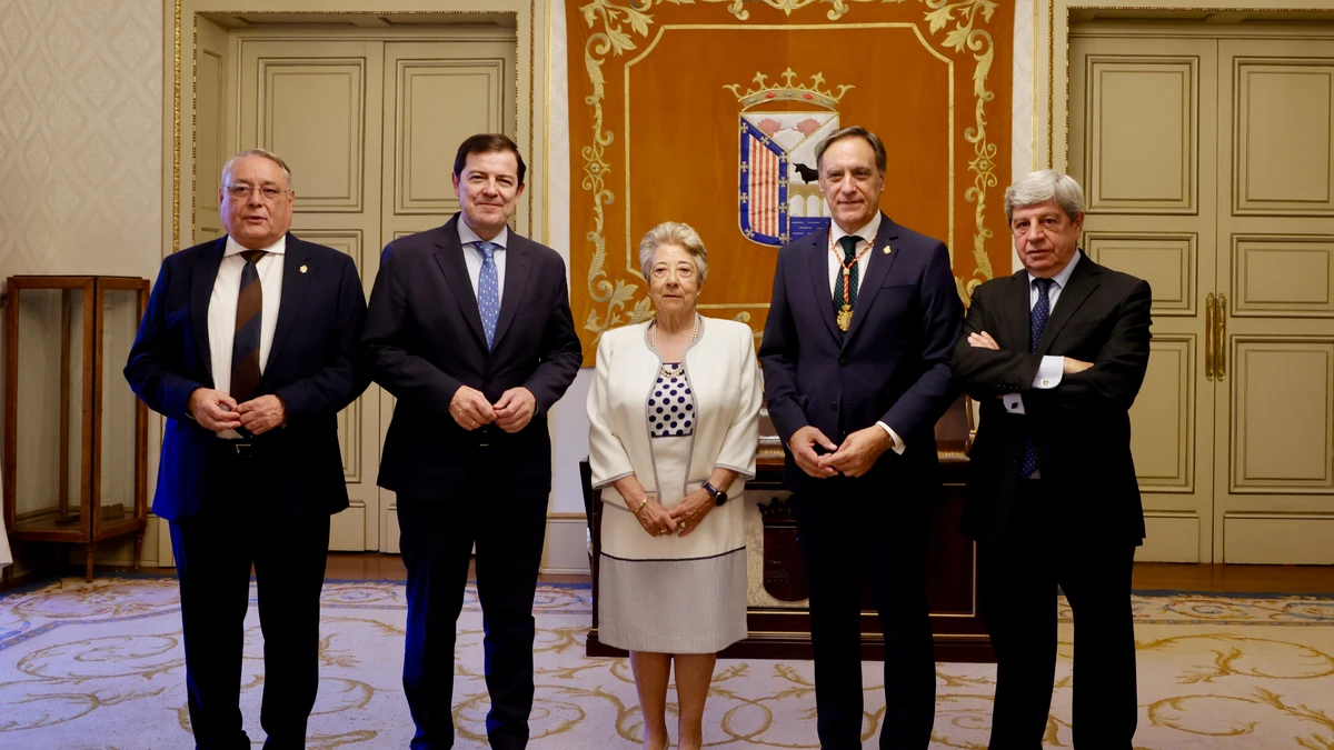 Mañueco y García Carbayo junto a los galardonados, el representante del Colegio de Abogados, Miguel del Castillo Alonso,Araceli Mangas y Juan Jesús Cruz