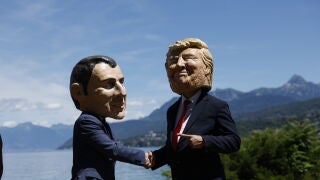 Evian-les-Bains (France), 14/06/2026.- Oxfam activists depicting world leaders stage an event on the shores of Leman lake in Evian, France, 14 June 2026, on the eve of the G7 summit. (Francia) EFE/EPA/YOAN VALAT