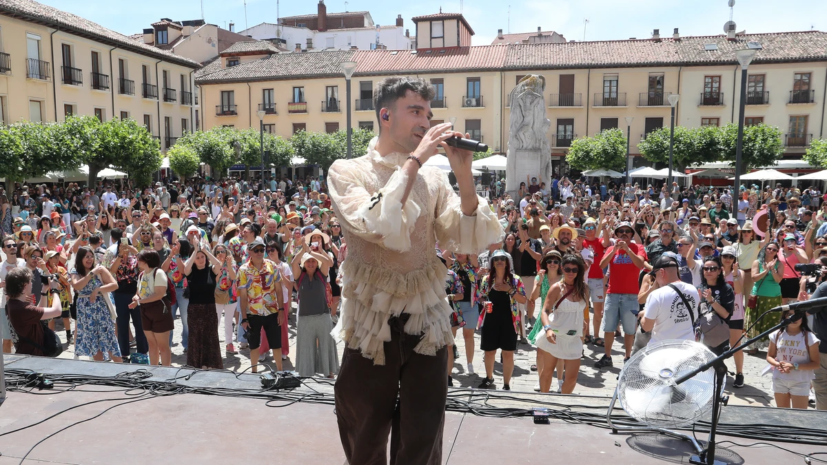 Actuación de Dulzaro en una abarrotada Plaza Mayor de Palencia