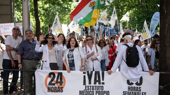 Los médicos convocan huelga indefinida en otoño y avisan a Sánchez: "La ...