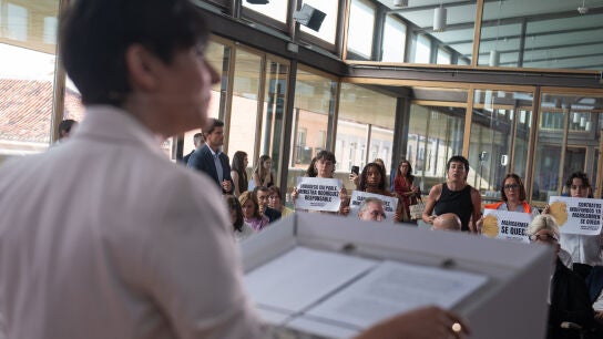 La ministra de Vivienda sufre un escrache en un acto organizado por El País, que suspende su emisión en streaming en plena protesta