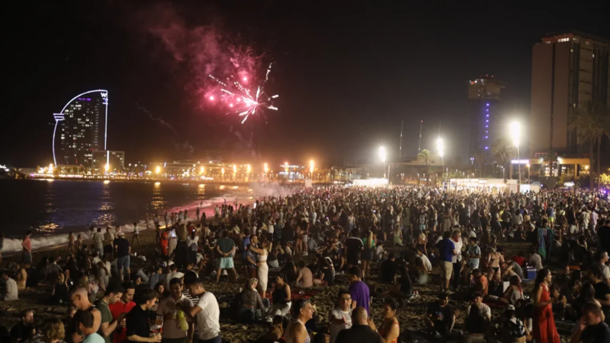 Fuegos artificiales durante la tradicional verbena de Sant Joan