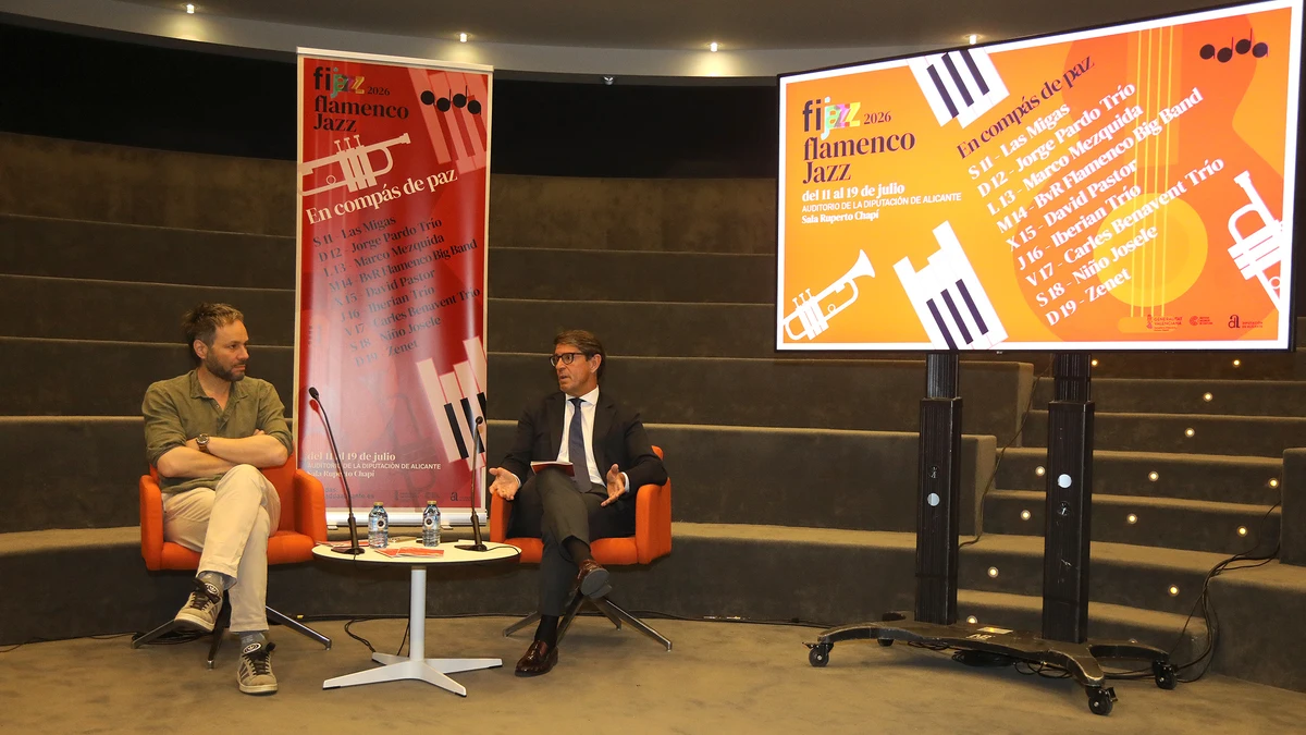 El director artístico del ADDA, Josep Vicent, el diputado de Cultura, Juan de Dios Navarro, en la presentación del Fijazz 2026