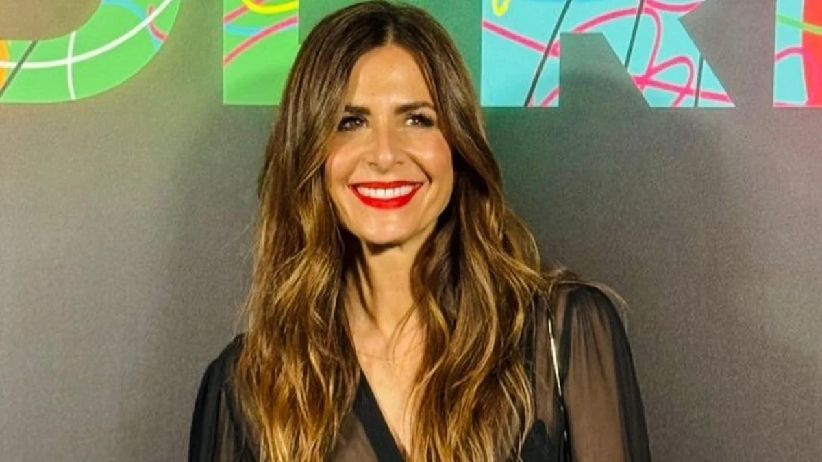 Nuria Roca con vestido negro y labial rojo