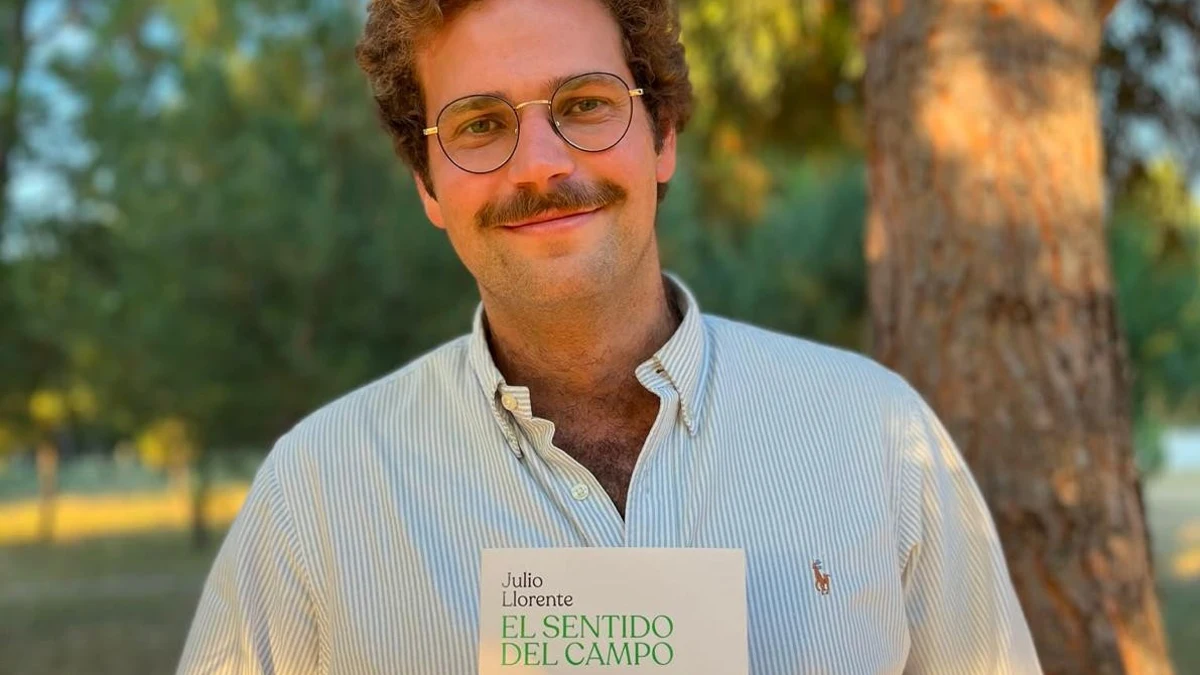 Julio Llorente, autor del ensayo, posa con el mismo en un parque de Madrid