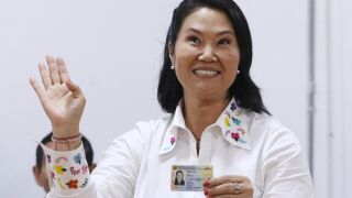 Perú.- Fujimori acaricia la Presidencia de Perú tras superar en más de 40.000 votos a Sánchez, con el 99,4% escrutado