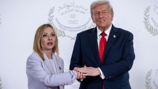 Italia/EEUU.- Trump dice que se fotografió "por pena" con Meloni y la primera ministra contesta que Italia "no suplica"