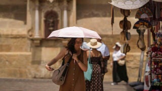 Córdoba activa medidas extraordinarias ante la ola de calor CÓRDOBA, 23/06/2026.- Una turista se protege del sol a su paso por la Judería de Córdoba, este martes. El Ayuntamiento de Córdoba ha puesto en marcha este martes las medidas extraordinarias por altas temperaturas ante la activación del aviso rojo por calor extremo entre las 13.00 horas y las 21.00 horas, franja en la que se prevé "riesgo extremo". El Ayuntamiento de la capital cordobesa ha informado de que la activación de este nivel implica la puesta en marcha de actuaciones excepcionales, e...