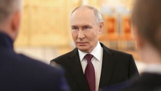 MOSCOW (Russian Federation), 23/06/2026.- Russian President Vladimir Putin speaks with graduates of higher education institutions of the Defense Ministry, Emergencies Ministry, Federal Security Service, Federal Guard Service, National Guard, Interior Ministry, Investigative Committee, and Federal Penitentiary Service during a meeting at the Kremlin's St. George Hall in Moscow, Russia, 23 June 2026. (Rusia, Moscú) EFE/EPA/GAVRIIL GRIGOROV / SPUTNIK / KREMLIN POOL MANDATORY CREDIT 