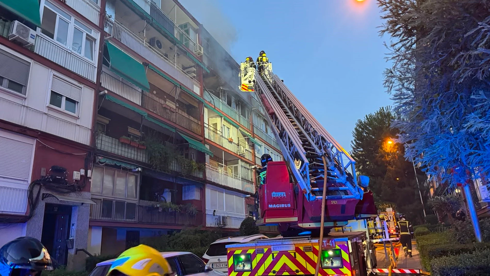 Despliegue de dotaciones de bomberos en la calle Sánchez Preciado