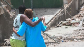 LA GUAIRA, June 25, 2026 -- A couple embraces in front of a collapsed building in La Guaira State, Venezuela, June 25, 2026. Two powerful earthquakes, both exceeding magnitude 7, jolted Venezuela late Wednesday. Venezuela's acting President Delcy Rodriguez said the coastal state of La Guaira in northern Venezuela was the hardest hit, describing it as a "disaster zone," where dozens of buildings had completely collapsed. Europa Press/Contacto/Marcos Salgado 25/06/2026 ONLY FOR USE IN SPAIN