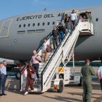 El avi&oacute;n militar enviado a Venezuela regresa con 96 repatriados, 76 de ellos espa&ntilde;oles