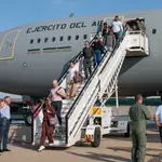 El avión militar enviado a Venezuela regresa con 96 repatriados, 76 de ellos españoles