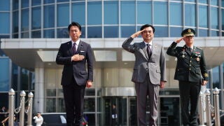 SEOUL (South Korea), 28/06/2026.- Japanese Defence Minister Shinjiro Koizumi and South Korean Defence Minister Ahn Gyu-back salute the national flags during a welcoming ceremony before their meeting at the Defence Ministry in Seoul, South Korea, 28 June 2026. (Japón, Corea del Sur, Seúl) EFE/EPA/KIM HONG-JI / POOL