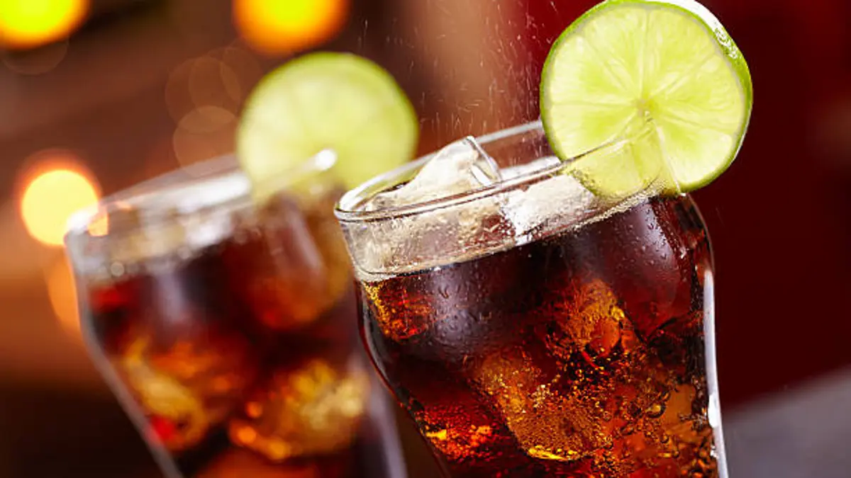 Los españoles cambian sus hábitos de ocio: menos alcohol y más refrescos según un estudio