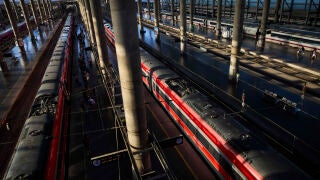 Renfe interrumpe este lunes 29 de junio un total de 320 trenes entre los servicios de Alta Velocidad, Media Di Renfe interrumpe este lunes 29 de junio un total de 320 trenes entre los servicios de Alta Velocidad, Media Distancia y Cercanías con motivo de la primera huelga de 24 horas convocada por el Sindicato Ferroviario (SF) para este verano, una jornada que coincidirá con la operación salida de las vacacion © Alberto R. Roldán / Diario La Razón. 29 06 2026