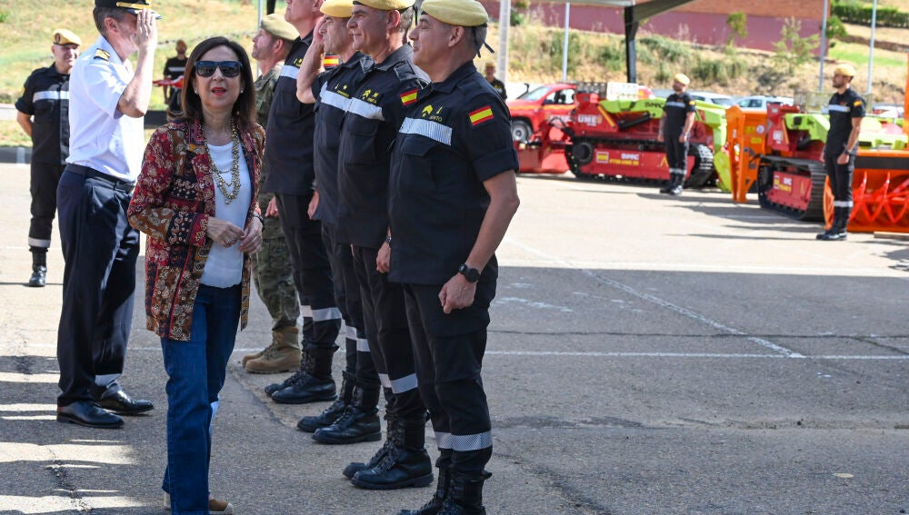 Margarita Robles visita batallón de emergencias en León