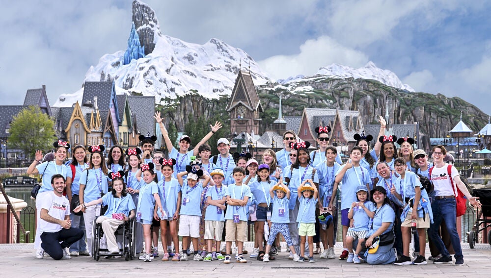 Los niños de Juegaterapia y sus familias en World of Frozen en Disneyland París