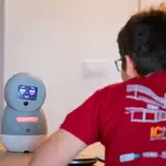 El robot es un facilitador de la comunicación social con los niños y niñas