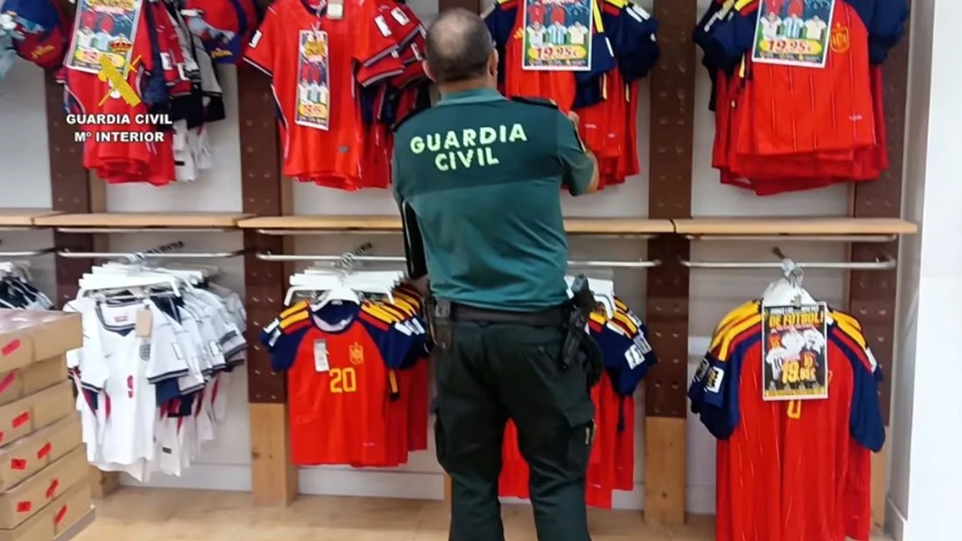 Cae en dos municipios canarios un alijo de casi 100.000 euros en camisetas del Mundial