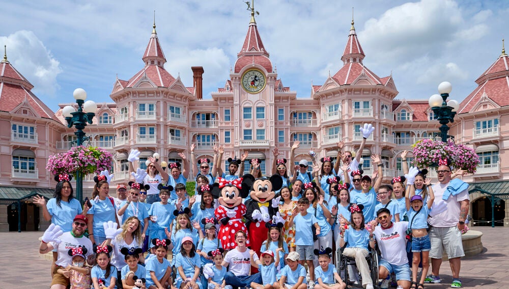 Los niños de la Fundación Juegaterapia y sus familias, en la puerta de Disneyland Paris