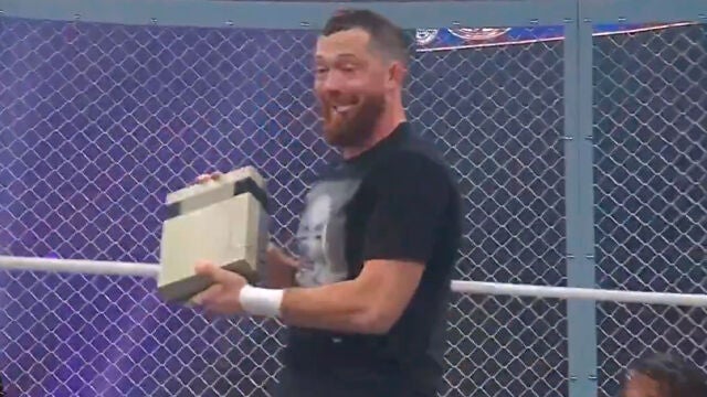 Un luchador profesional utiliza una NES como arma improvisada en un combate