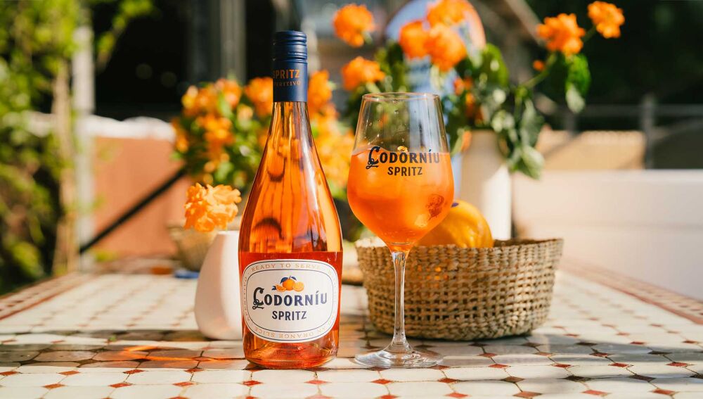 La nueva propuesta de Codorníu reinterpreta el icónico Spritz en una versión lista para servir, elaborada con vino espumoso de calidad y una receta desarrollada íntegramente por su equipo de enología