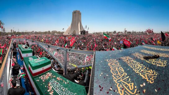 Irán.- El cuerpo de Jamenei llega a Qom tras la multitudinaria despedida en Teherán