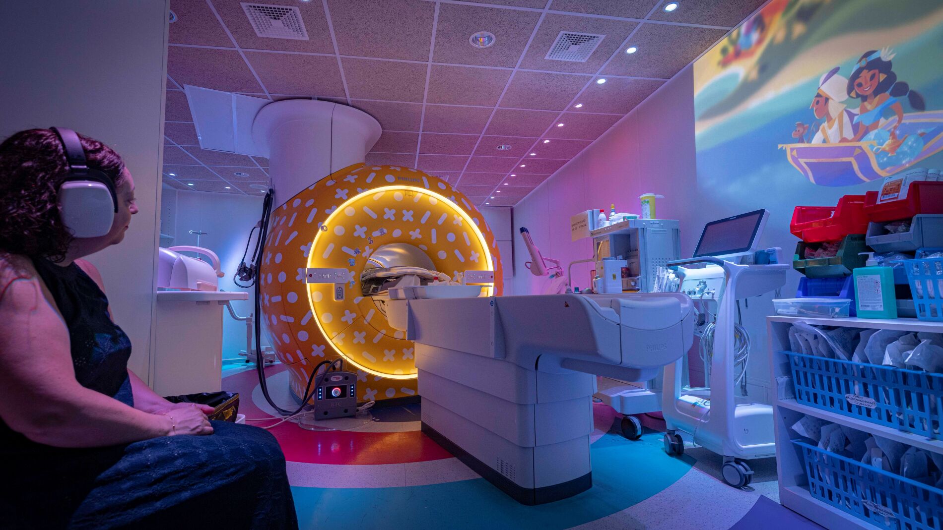 Un estudio demuestra que una proyección audiovisual reduce el estrés del niño durante una resonancia magnética