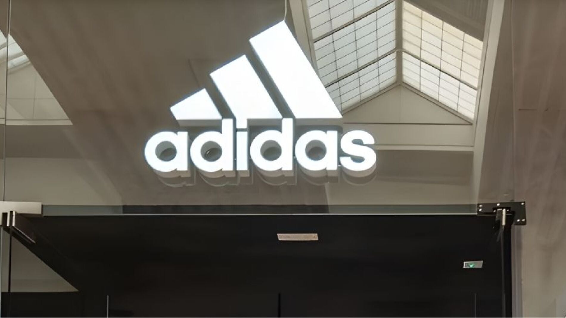 Precio mínimo histórico para estas Adidas con diseño tipo Grand Court que combinan con absolutamente todo