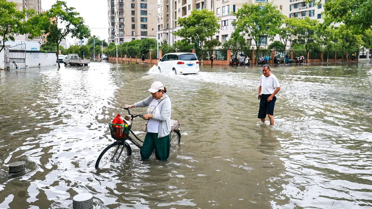 China.- El tifón 'Bavi' toca tierra en el este de China debilitado pero entre lluvias torrenciales