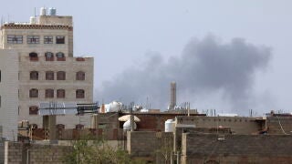 SANA'A (Yemen), 13/07/2026.- Smoke rises following airstrikes on Sana'a airport in Sana'a, Yemen, 13 July 2026. The Yemeni internationally recognized government said that its forces have targeted the runway at Sana'a airport in the Houthi-controlled capital to block an Iranian plane from landing. EFE/EPA/YAHYA ARHAB 