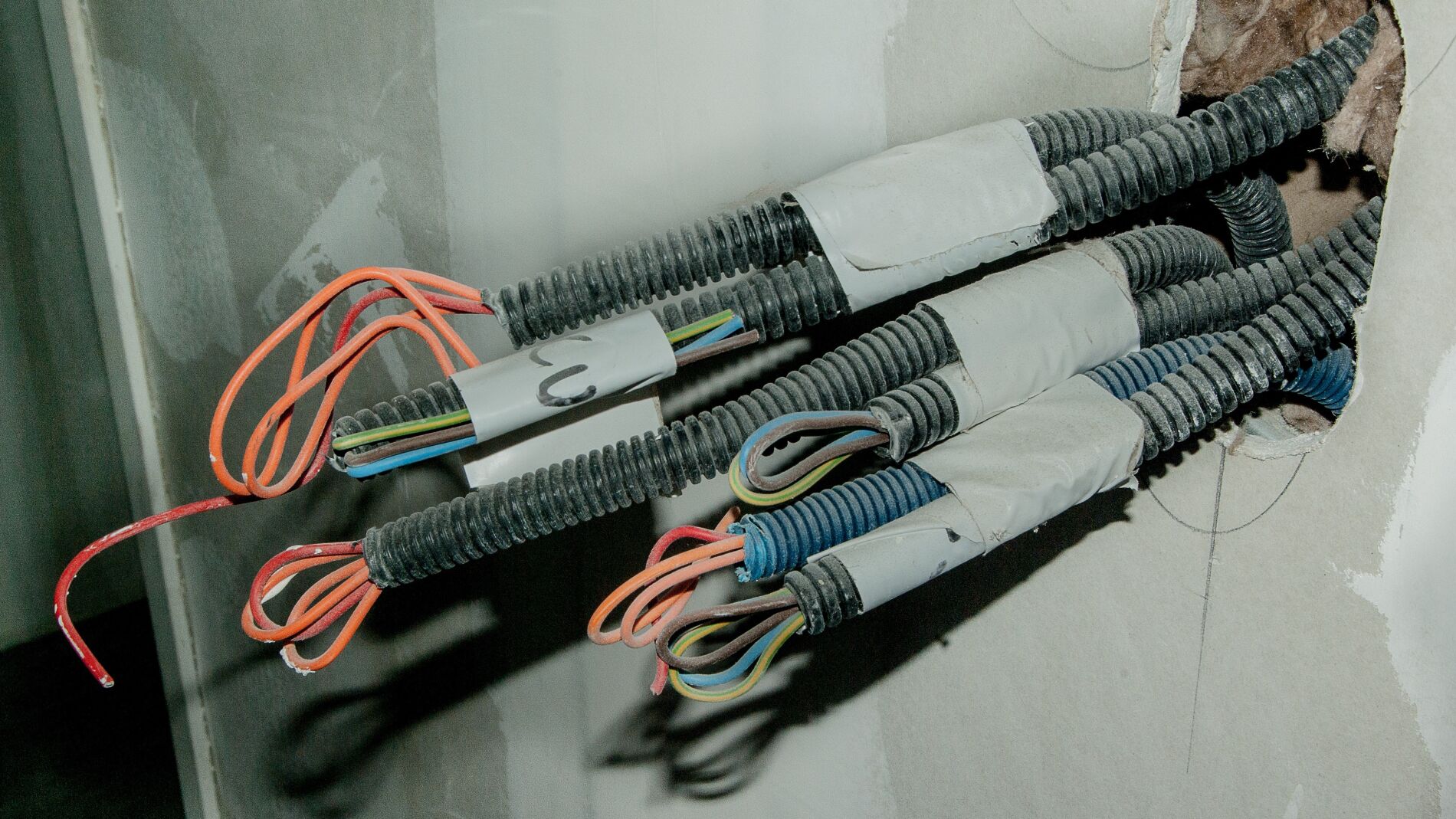 Nunca conectes un cable sin saber esto: qué indican sus colores