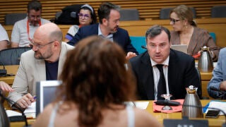 Un micro abierto pilla a dos diputados de Vox hablando de "información ...