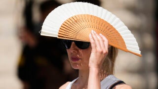 Las temperaturas máximas, cerca de los 40 grados en Cataluña en el pico de la ola de calor GRAFCAT4677. BARCELONA, 15/07/2026.- Una turista se resguarda del sol en la Sagrada Familia este miércoles cuando las temperaturas máximas ya están instaladas por encima de los 38 grados y se acercan a los 40 grados al mediodía de una jornada en la que se prevé el pico de la tercera ola de calor de este verano en Cataluña. EFE/Alejandro García