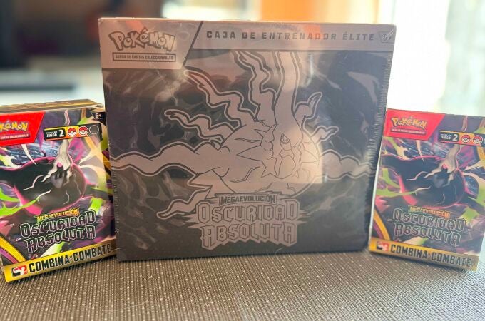 Abrimos la nueva ETB de JCC Pokémon sin la suerte que cabría esperar en Megaevolución-Oscuridad Absoluta