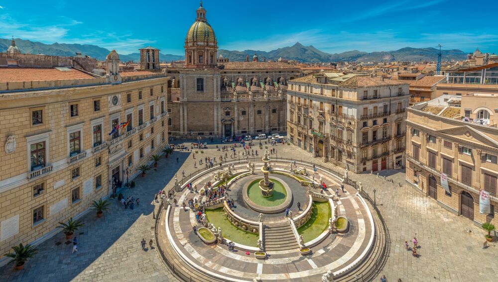 Vista de la barroca Piazza Pretoria y la Fuente Pretoriana en Palermo, Sicilia, Italia.