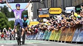 17 July 2026, France, Dole: Swiss cyclist Mauro Schmid of Team Jayco AlUla celebrates winning the stage 13 of the 2026 Tour de France cycling race, a stage of 205km from Dole to Belfort. Photo: David Pintens/Belga/dpa17/07/2026 ONLY FOR USE IN SPAIN