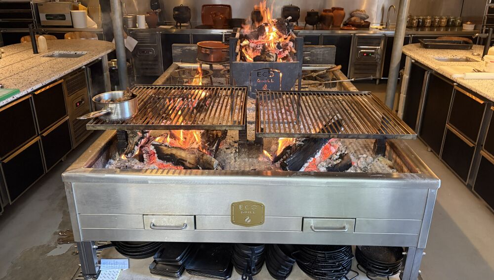 La cocina con fuego de leña es protagonista en este restaurante